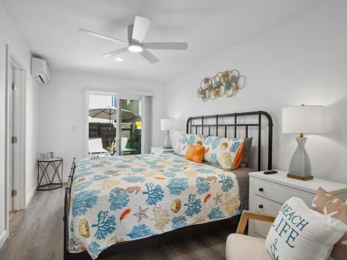 een slaapkamer met een bed en een plafondventilator bij Vacation Beach House Steps from the Beach in Oxnard