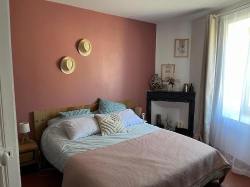 a bedroom with a bed and a window at Entre Lac et Mer in Clermont-lʼHérault