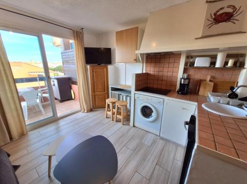 - une cuisine avec lave-linge et sèche-linge dans la chambre dans l'établissement Cap d'Agde - Studio lumineux 2 - 4 personnes Terrasse avec vue, au Cap d'Agde
