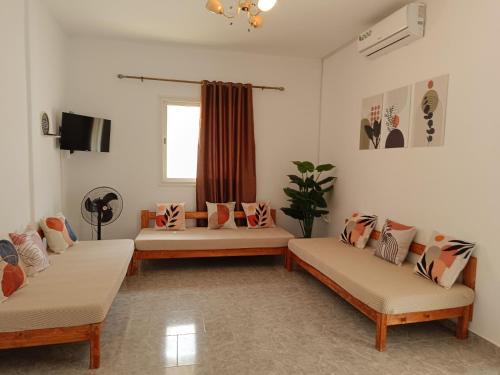 salon z 2 kanapami i telewizorem w obiekcie Sawsen Ghar el melh w mieście Ghār al Milḩ