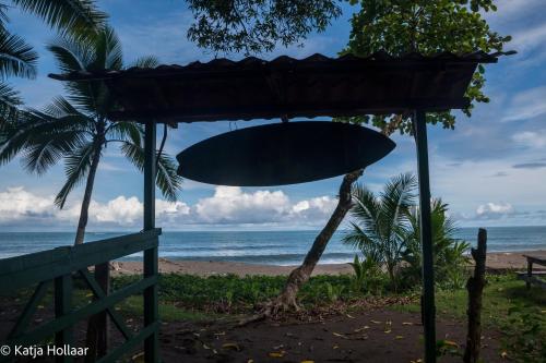 ein Surfbrett auf einem Stand am Strand in der Unterkunft Life for Life Hostel Drake Bay Home of Sea Turtle Marine Conservation Project Osa Peninsula near San Josecito Beach in Drake