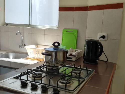 - une cuisine équipée d'un pot installé au-dessus d'une cuisinière dans l'établissement LA CASA DE LA ABUELA, à Barranca