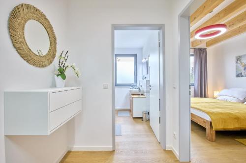 1 dormitorio con cama y espejo en Ferienwohnung Schwarmstedt, en Schwarmstedt