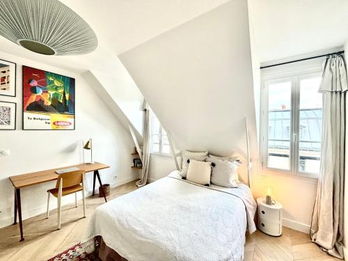 une chambre blanche avec un lit et un bureau dans l'établissement Appartement cosy à Paris 130 m² avec projecteur !, à Paris