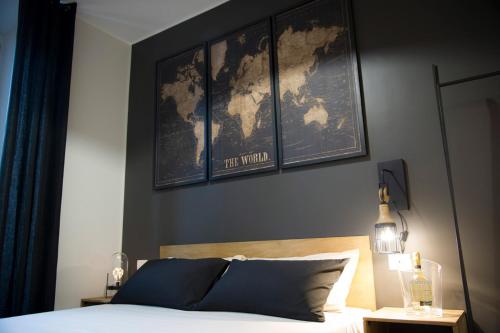 sypialnia z łóżkiem z trzema zdjęciami na ścianie w obiekcie Belli Boutique Guest House w Rzymie