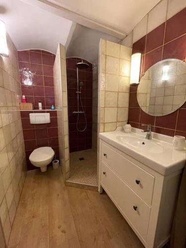 une salle de bain avec toilettes, lavabo et douche dans l'établissement Le paddock deauvillais, à Deauville