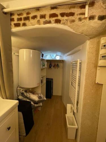 Cette petite chambre dispose d'une cuisine et d'un couloir. dans l'établissement Le paddock deauvillais, à Deauville