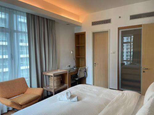 Tempat tidur dalam kamar di Cormar Premium Suites KLCC Kuala Lumpur City Center