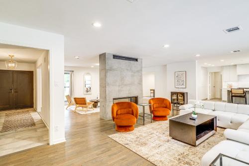 uma sala de estar com um sofá branco e cadeiras laranja em Spacious Houston Home with Pool - Near the Galleria! em Houston