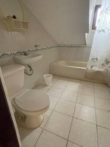 ein Badezimmer mit einem WC, einem Waschbecken und einer Badewanne in der Unterkunft Apartamento con piscina en jarabacoa in Jarabacoa