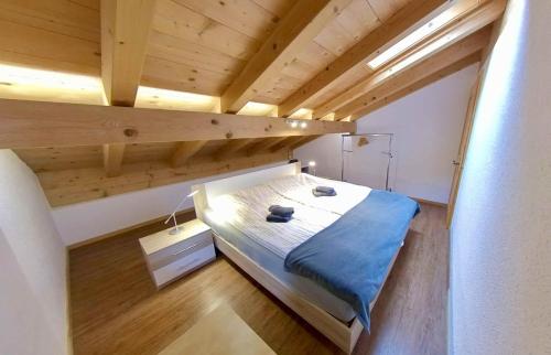Cette chambre comprend un lit et un plafond en bois. dans l'établissement Ferienhaus Maliet - Spacious Holiday Home with 4 Double Rooms, à Pany