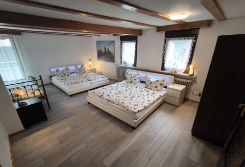 een kamer met drie bedden in een kamer bij Golden Dragon Guesthouse in Dossenheim