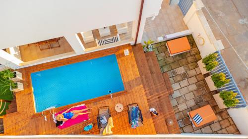 an overhead view of a swimming pool in a house at Villette Lux Fronte Spiaggia - Torre Pali in Torre Pali