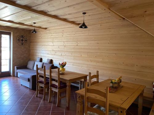 札茨萊日的住宿－Chata Perkaska，一间带桌子和沙发的用餐室
