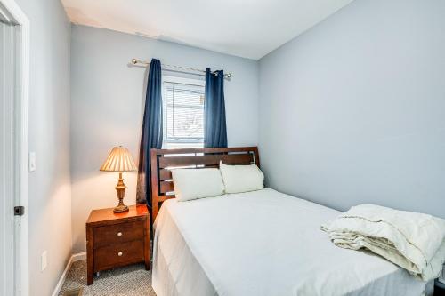 Ένα ή περισσότερα κρεβάτια σε δωμάτιο στο Updated Linden Home Visit NYC and Newark!
