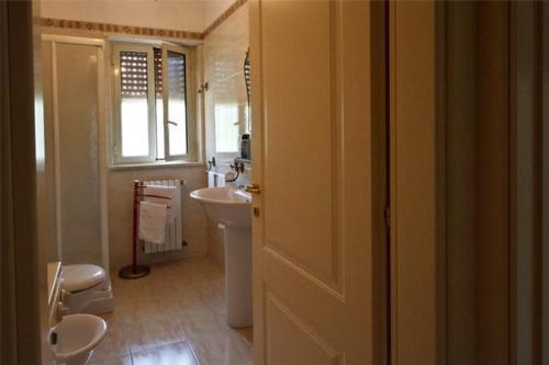 La salle de bains est pourvue d'un lavabo, de toilettes et d'une fenêtre. dans l'établissement B&B Il Bambù, à Putignano