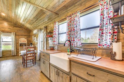 Dapur atau dapur kecil di Cozy Mississippi Cabin with Covered Porch and Grill!