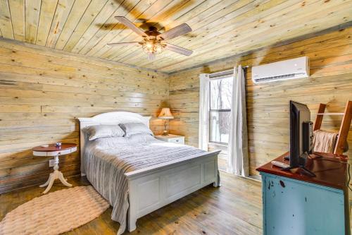 Katil atau katil-katil dalam bilik di Cozy Mississippi Cabin with Covered Porch and Grill!