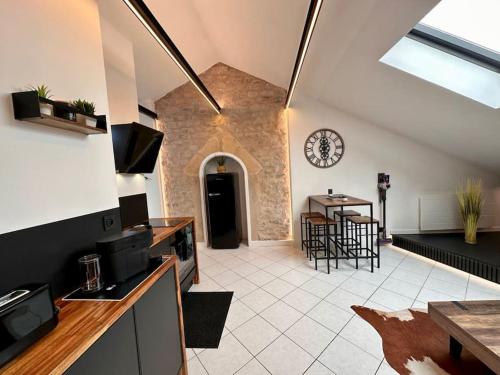 d'une cuisine et d'un salon avec une horloge murale. dans l'établissement NEW : L'industriel proche METZ (Noisseville), à Metz