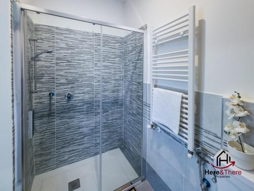 um chuveiro com uma porta de vidro na casa de banho em [Comfort Suite] Airport 5min • A/C • Disney+ em Gênova
