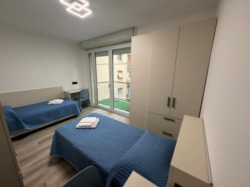 ein kleines Zimmer mit 2 Betten und einem Fenster in der Unterkunft Giagi B&B in Trient