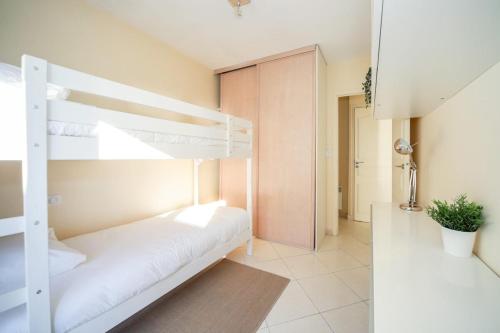 a bedroom with two bunk beds in a room at T3 Somptuosa 1 ère ligne Vue Mer Palavas in Palavas-les-Flots