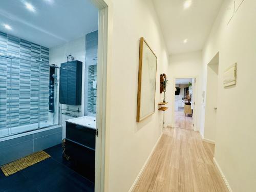 Ένα μπάνιο στο MANA home Keep calm feel the light and shine