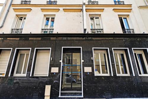 un bâtiment avec une porte devant lui dans l'établissement Modern's Hotel, à Paris