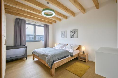 1 dormitorio con cama, ventana y TV en Ferienwohnung Schwarmstedt en Schwarmstedt