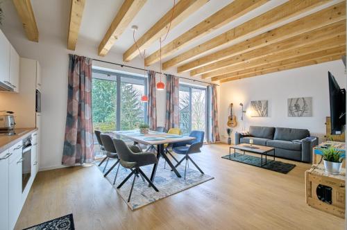 a kitchen and living room with a table and chairs at Ferienwohnung Schwarmstedt in Schwarmstedt