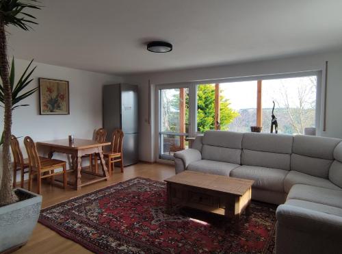 Ronsberg的住宿－Secret Paradise，客厅配有沙发和桌子