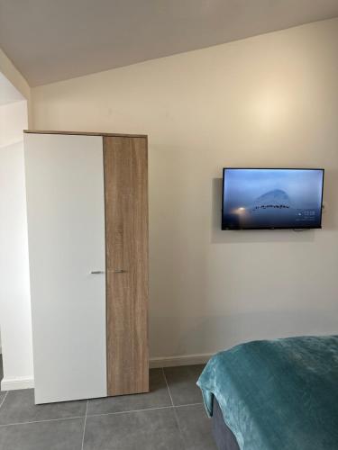 Letto o letti in una camera di Crolivia Apartments near Arena, center of Pula