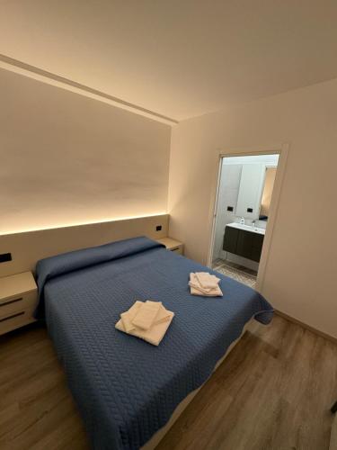 una camera da letto con un letto con due asciugamani sopra di Giagi B&B a Trento