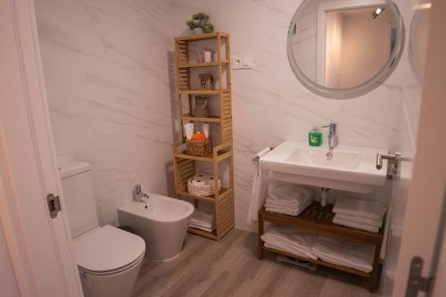 y baño con lavabo, aseo y espejo. en Fee4Me Bilbao, Style and Comfort, en Bilbao