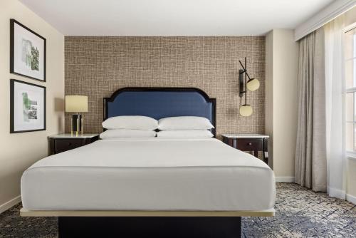 Un dormitorio con una gran cama blanca y una ventana en Sheraton Suites Galleria Atlanta en Atlanta