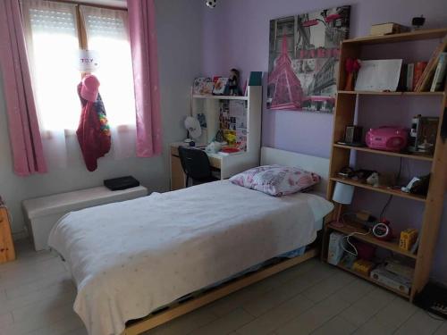 um quarto com uma cama, uma secretária e janelas em Maison à louer août 2024 em Briatexte
