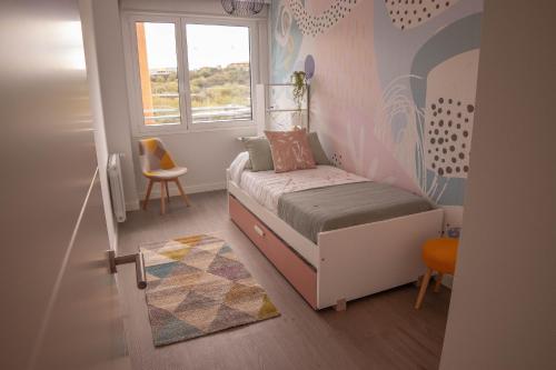 Habitación pequeña con cama y ventana en Fee4Me Bilbao, Style and Comfort, en Bilbao