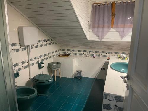 uma casa de banho com um WC e um lavatório em B&B Villa Alma em San Cristoforo de Valli