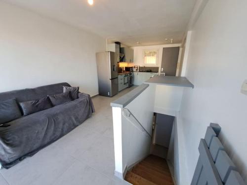 un salon avec un canapé et une cuisine dans l'établissement T4 65 m2, 3 chambres à Giens proche village, à Hyères