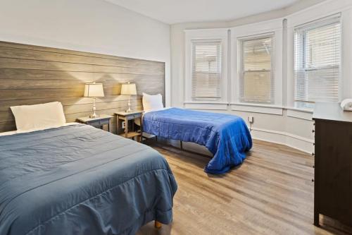 A bed or beds in a room at Steps from the Beach Spacious Modern 4BR 2BA Apt
