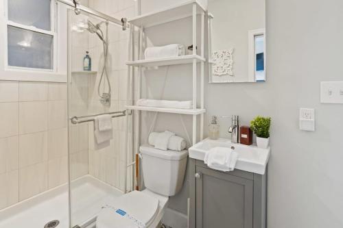 A bathroom at Steps from the Beach Spacious Modern 4BR 2BA Apt