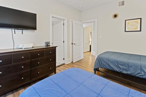 Luxurious 8BR Beach Duplex w Ocean Viewsにあるベッド