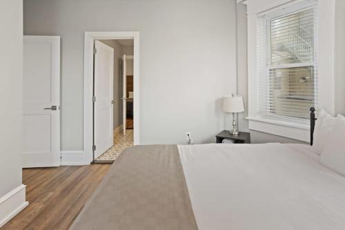 Luxurious 8BR Beach Duplex w Ocean Viewsにあるベッド