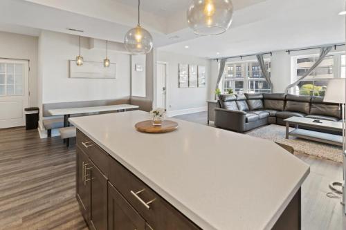 Luxurious 8BR Beach Duplex w Ocean Viewsにあるキッチンまたは簡易キッチン