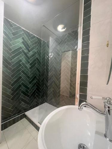 une salle de bain avec baignoire et douche en verre dans l'établissement Magnifique Suite - Centre ville, à Marseille