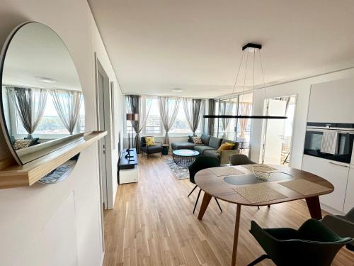 un soggiorno con tavolo e divano di 3.5Room@MydiHei Apartments a Neuhausen am Rheinfall