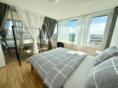3.5Room@MydiHei Apartments في نيوهاسن ام رينفا: غرفة نوم بسرير ونافذة كبيرة