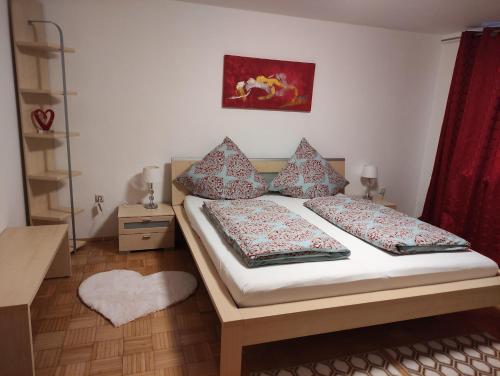 Ronsberg的住宿－Secret Paradise，一间卧室配有带2个枕头的床