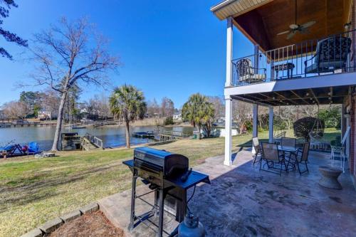 Balkoni atau teres di Lake Murray Group Getaway