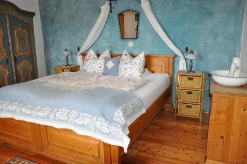 een slaapkamer met een groot bed en een wastafel bij s´ Kellerstöckl in Loipersdorf bei Fürstenfeld